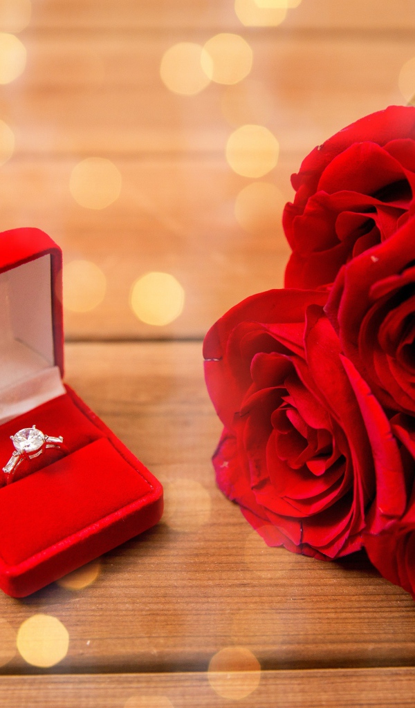 Красивый букет красных роз и кольцо с бриллиантом