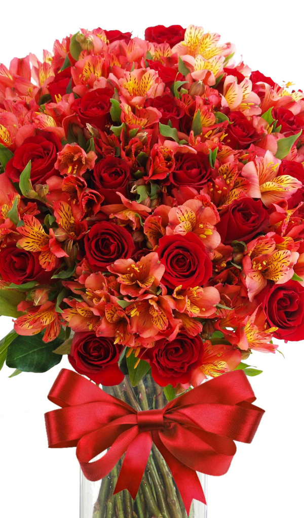 Красивый букет цветов красных роз и альстромерии с красным бантом 