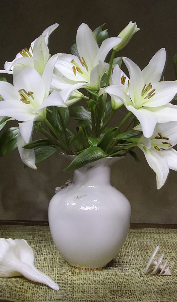 Красивый букет белых лилий в вазе 