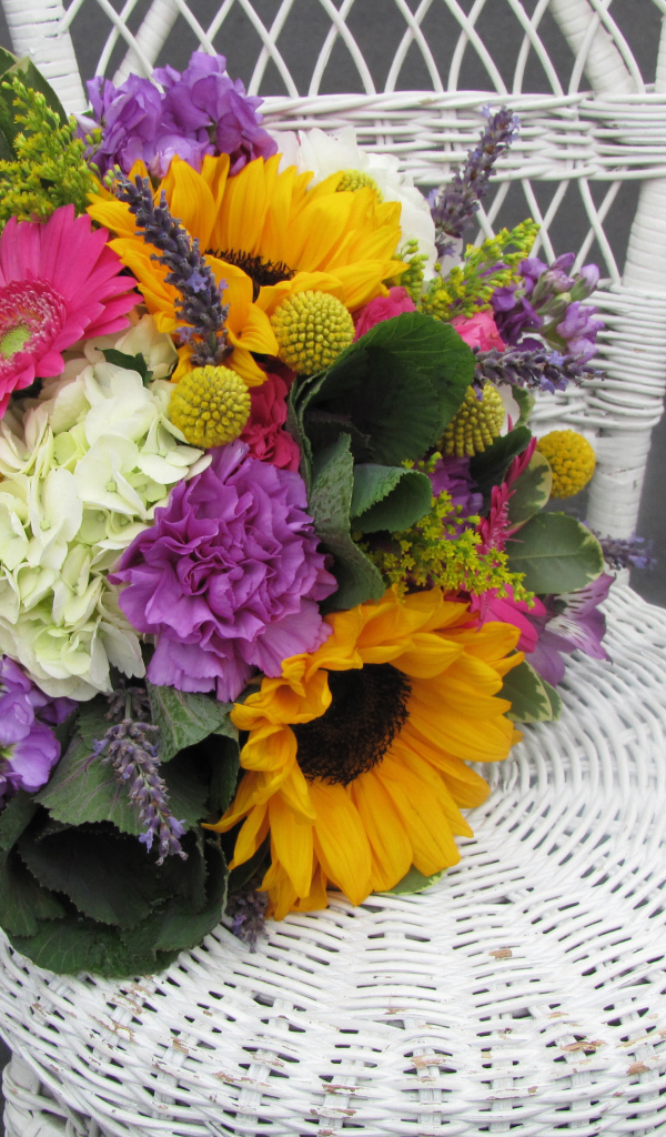 Красивый букет на плетеном стуле 