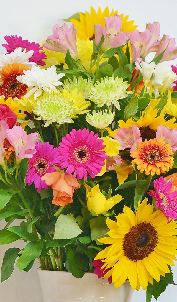 Красивый букет с цветами альстромерии, герберы, хризантемы и подсолнуха