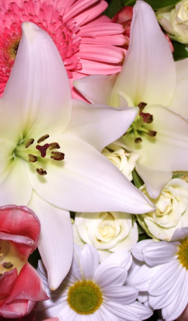 Красивый нежный розово - белый букет разных цветов 