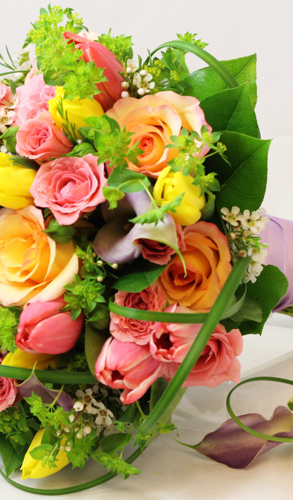 Красивый праздничный букет на белом фоне  