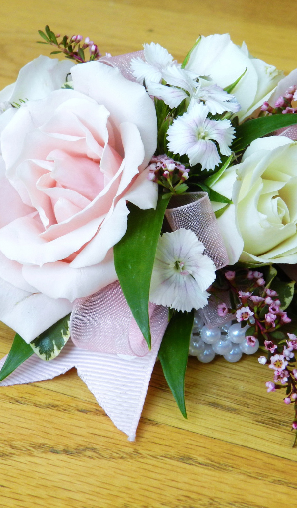 Красивые цветы на деревянном столе