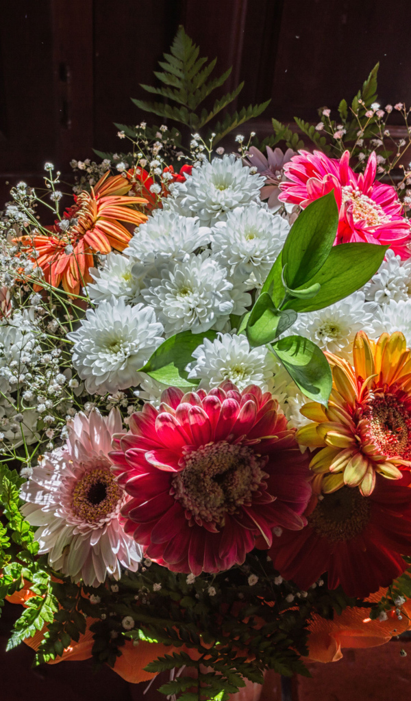 Красивый большой букет с цветами хризантемы и герберы