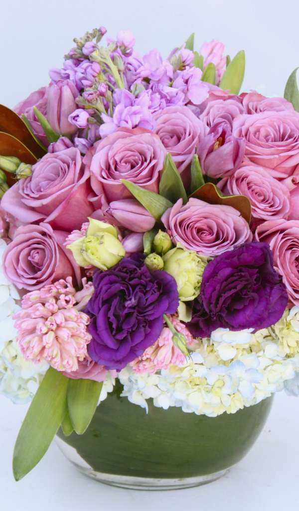 Красивый разноцветный букет в вазе на сером фоне