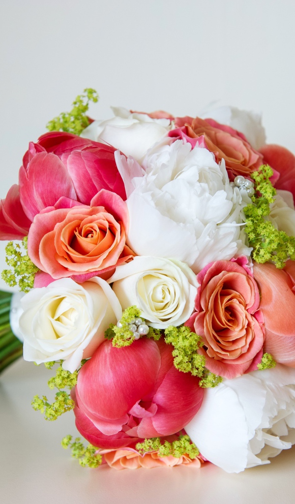 Красивый свадебный букет из цветов розы и пиона