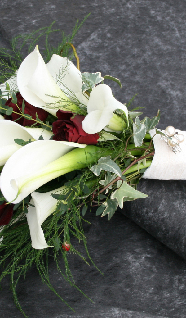 Красивый свадебный букет с цветами каллы и розы 