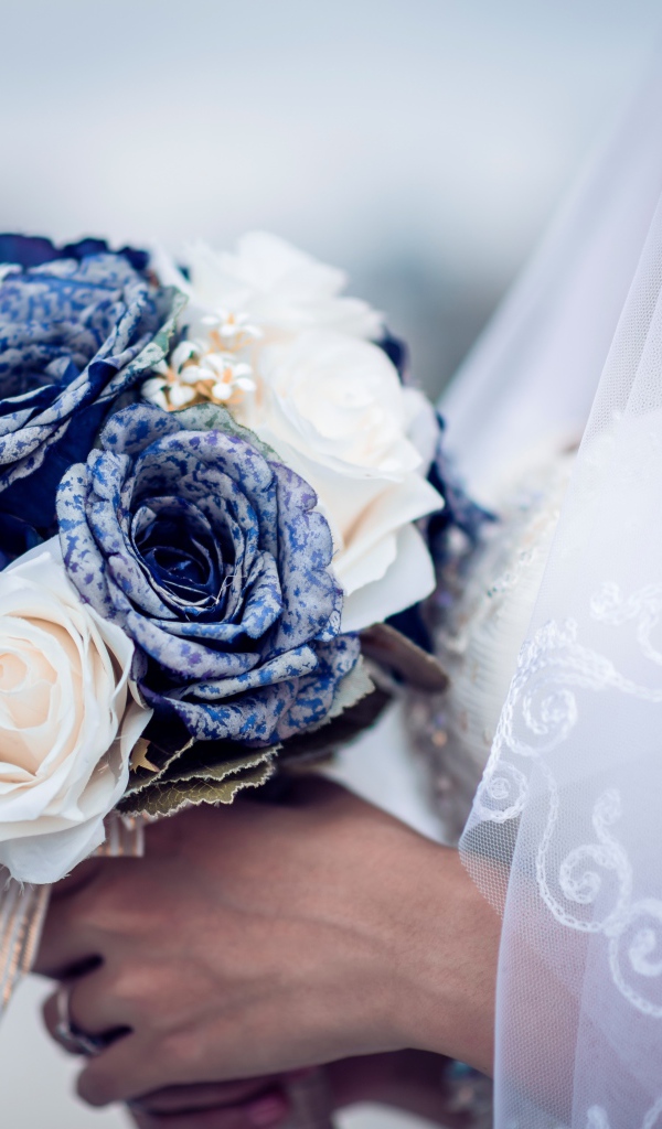 Красивый свадебный букет с белых и синих роз