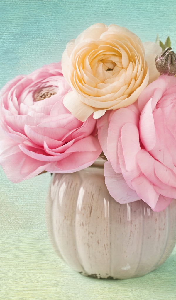 Букет букет лютиков в вазе на голубом фоне