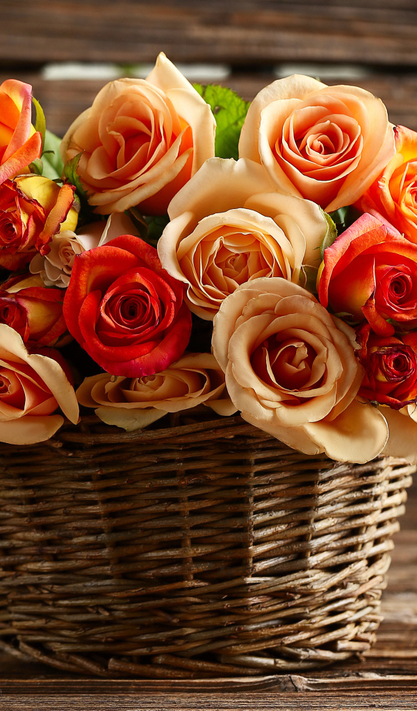 Букет красивых оранжевых роз в корзине