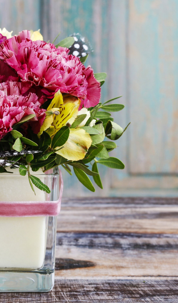 Букет пионов с лилиями в вазе на столе