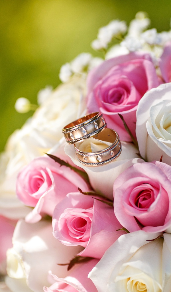 Букет розовых и белых  роз с обручальными кольцами