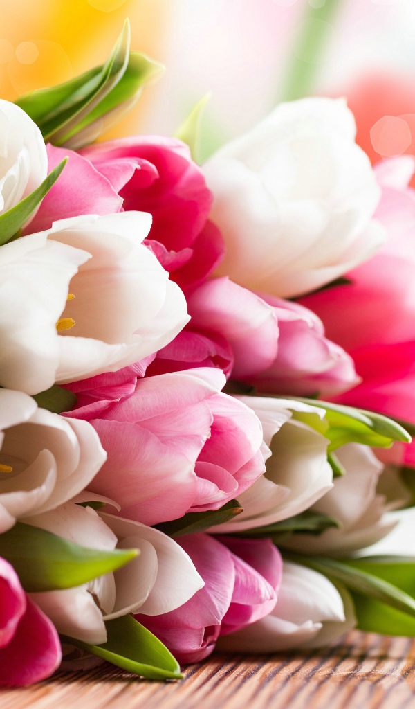 Букет розовых и белых тюльпанов на столе