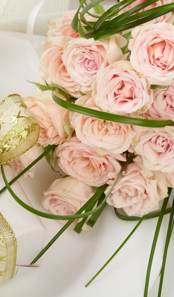 Букет розовых роз и подарок с красивым бантом