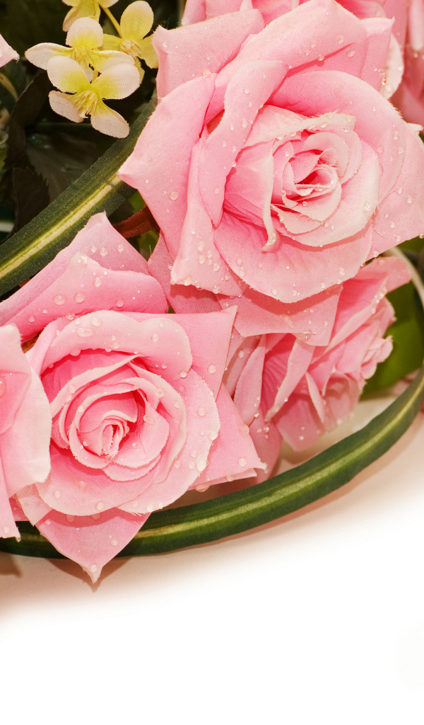 Букет розовых роз с золотыми обручальными кольцами