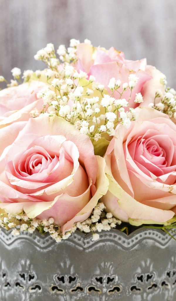 Букет розовых роз с мелкими белыми цветами в вазе