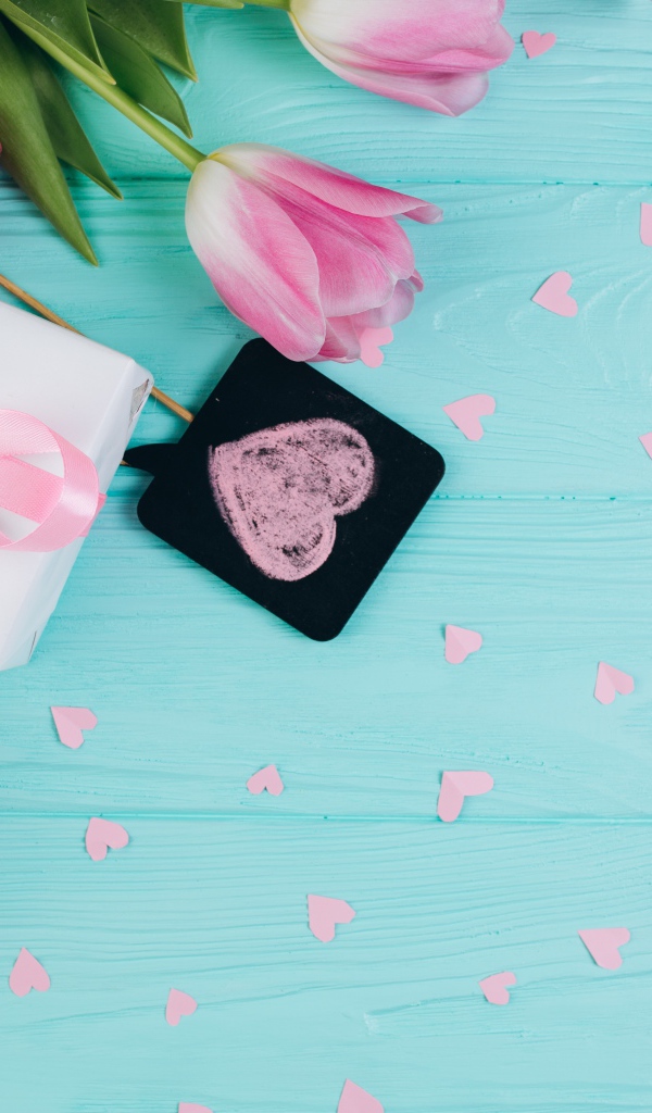 Букет розовых тюльпанов и подарок на голубом фоне