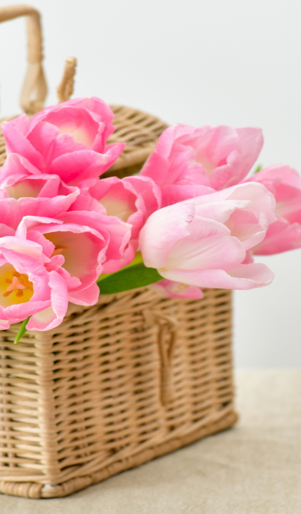 Букет розовых тюльпанов в плетеной корзине