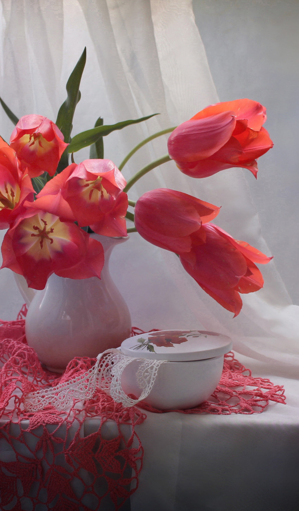 Букет розовых тюльпанов на столе со шкатулкой