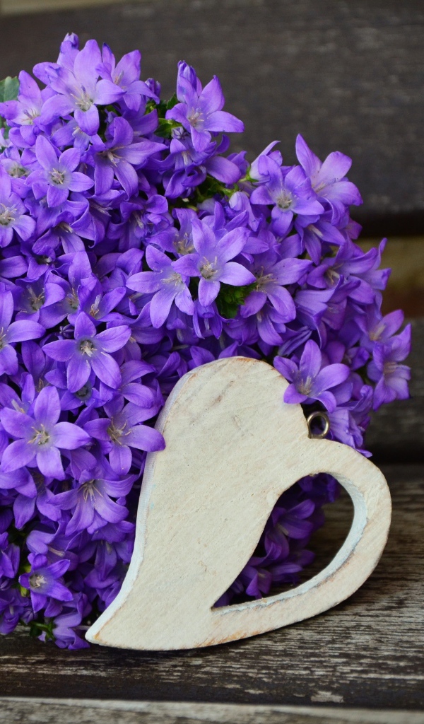 Букет фиолетовых колокольчиков с деревянным сердечком