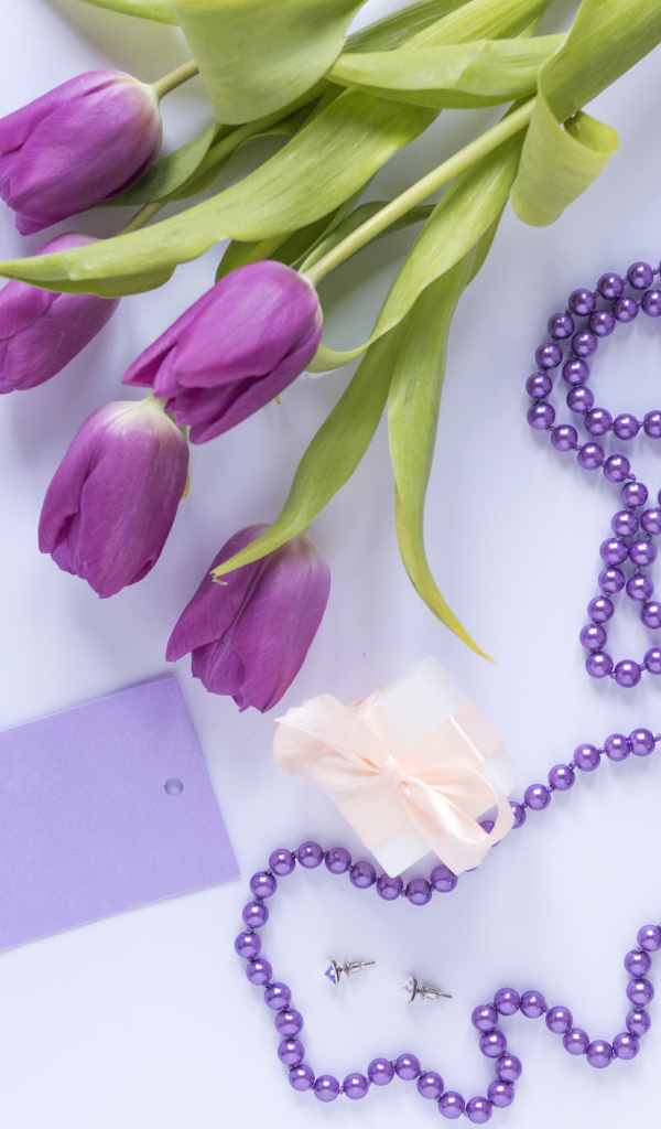 Букет фиолетовых тюльпанов с бусами