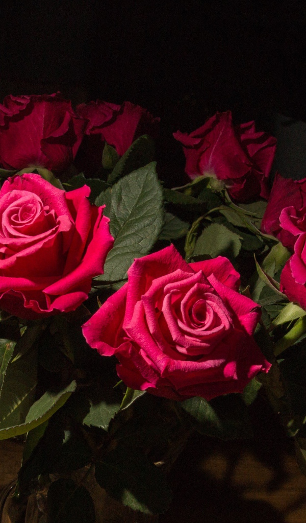 Букет красных роз на столе в комнате