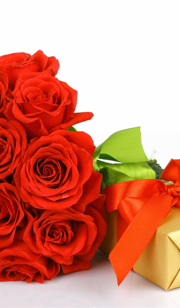 Букет красных роз с подарком на белом фоне