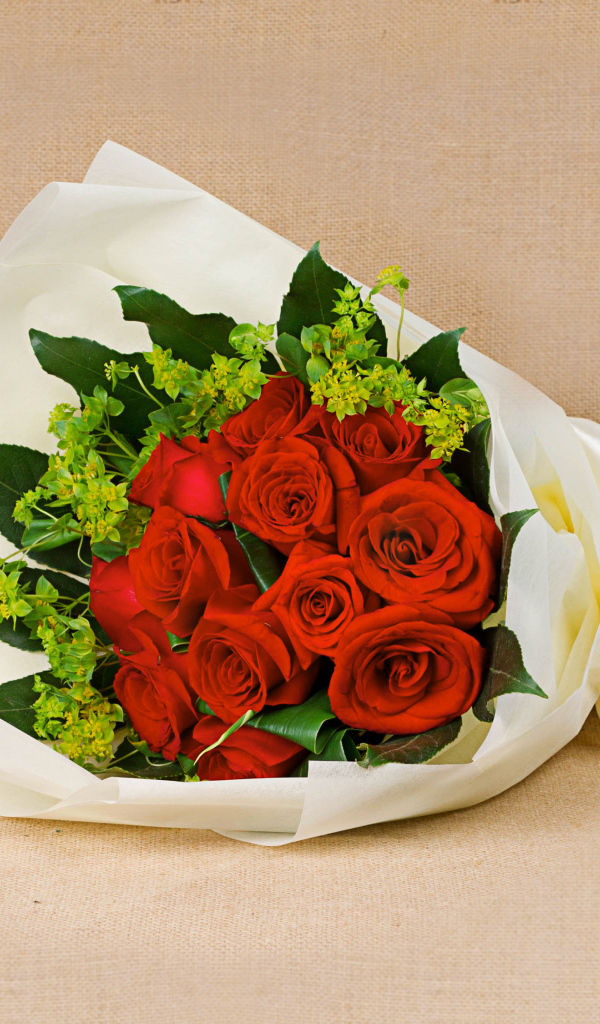 Букет красных роз с белым бантом