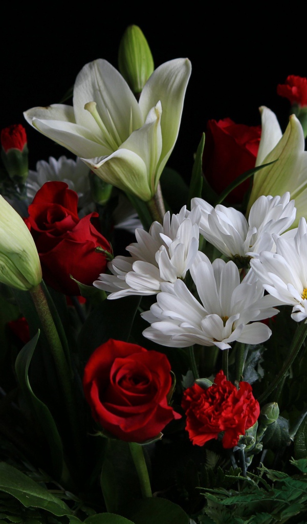 Букет из роз, лилий, хризантем и гвоздик на черном фоне