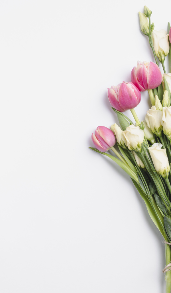 Букет тюльпанов и цветов эустомы на сером фоне, шаблон