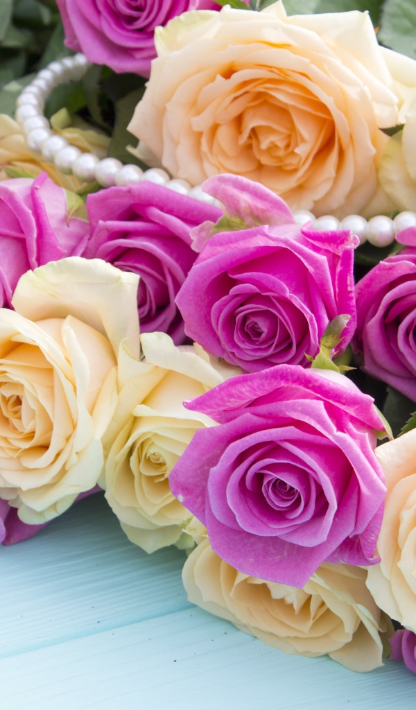 Букет белых и розовых роз с жемчужными бусами