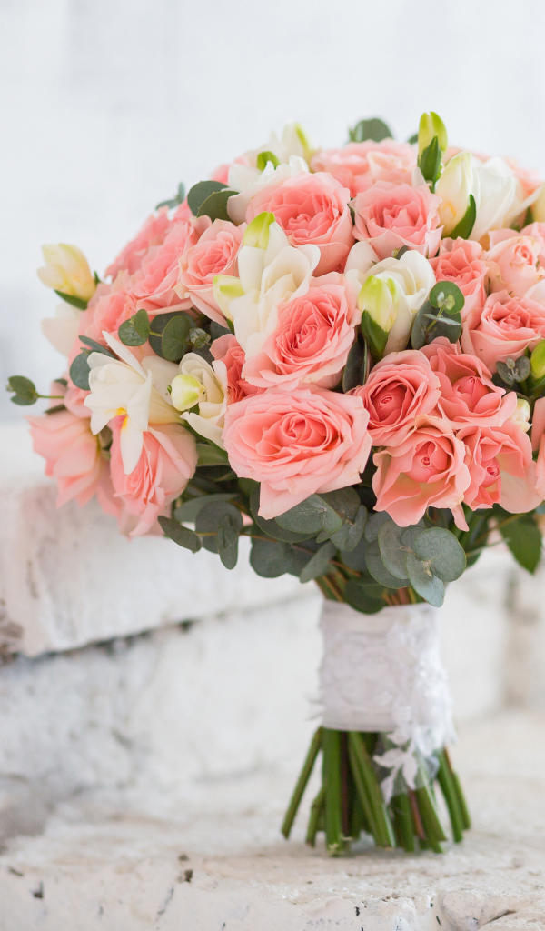 Букет с цветами розовых роз и белых цветов фрезии 