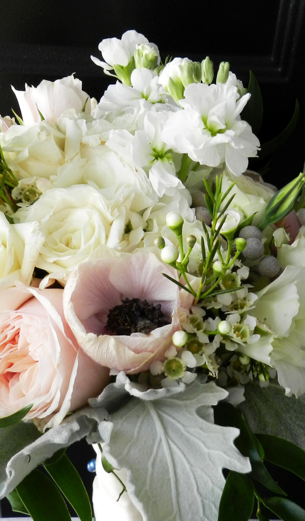 Букет с цветами розы,  анемоны и маттиолы