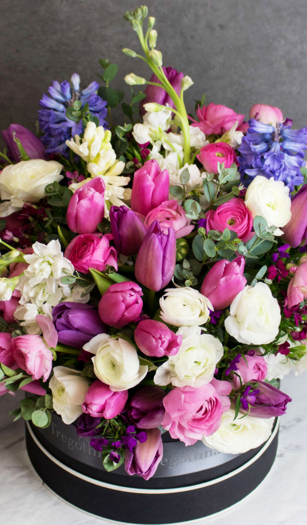 Букет с цветами розы, тюльпанов, маттиолы, и гиацинта 