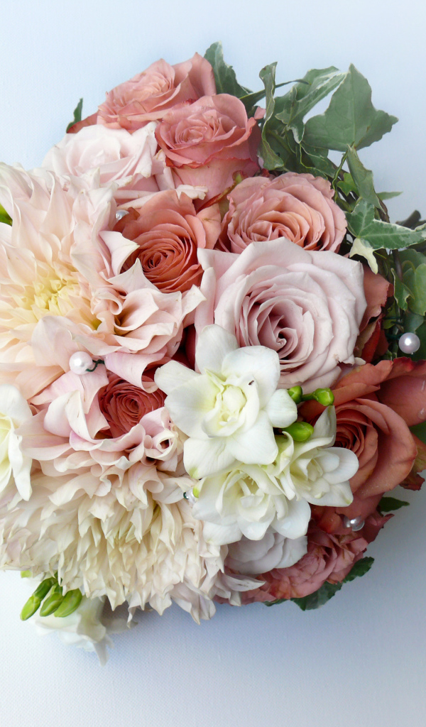 Букет с цветами роз и георгин на сером фоне 