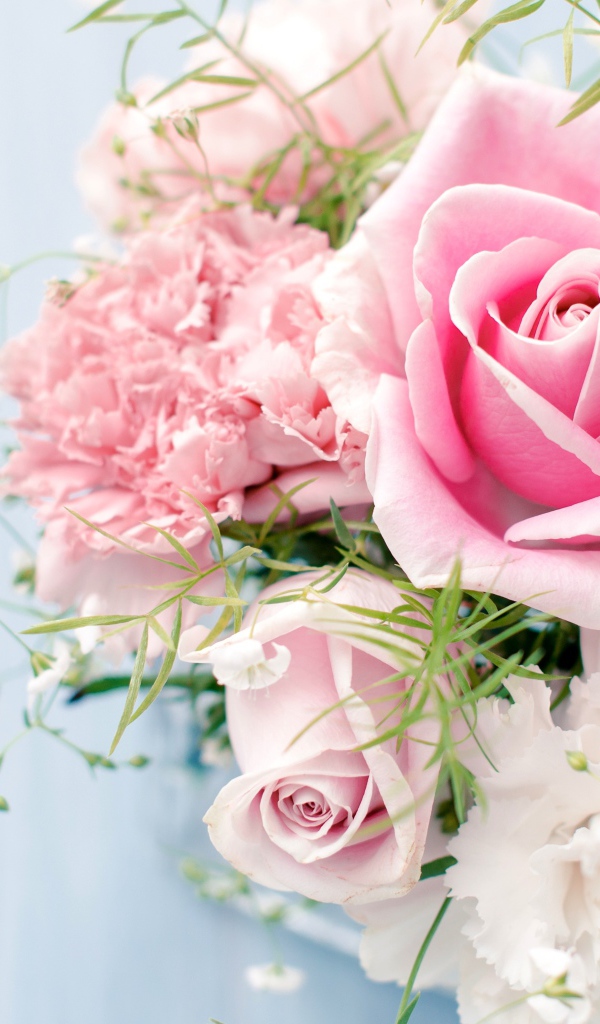 Букет с розами и розовыми пионами на голубом фоне