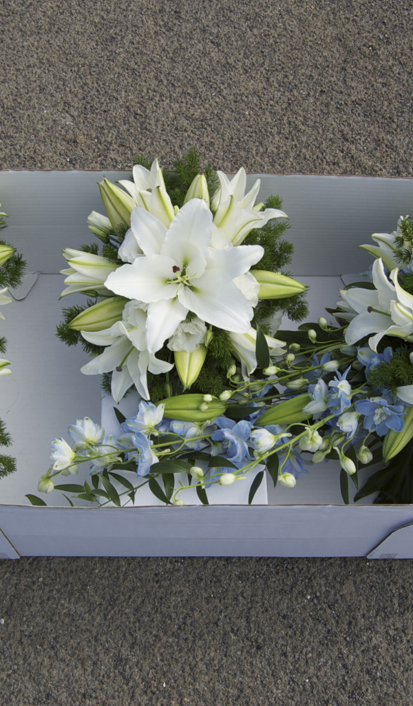 Букеты с белыми цветами лилии и эустомы