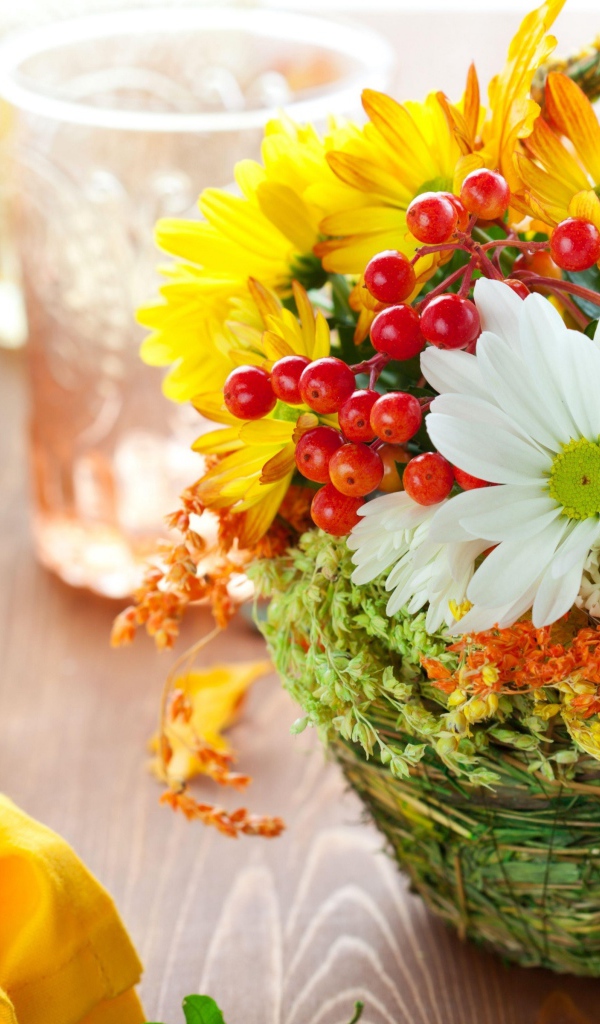 Цветы хризантемы в корзине с ягодами калины 