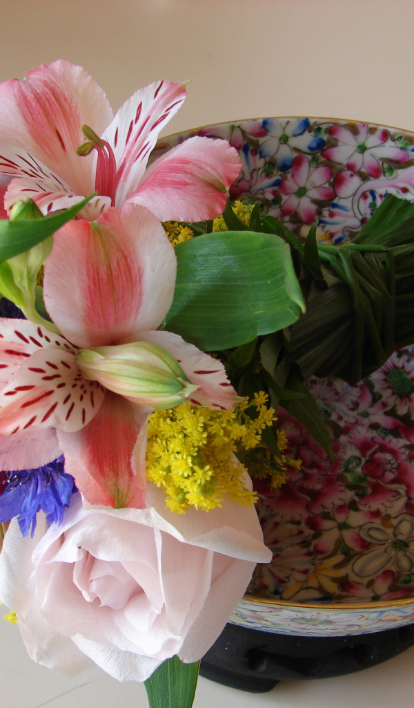 Нежный букет с цветами розы, тюльпана и альстромерии