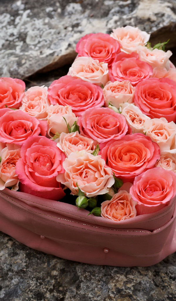 Нежные розы в коробке в форме сердца