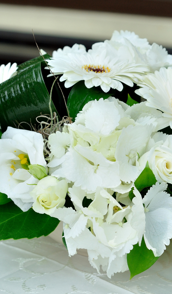 Праздничный букет с цветами роз, эустомы и герберы