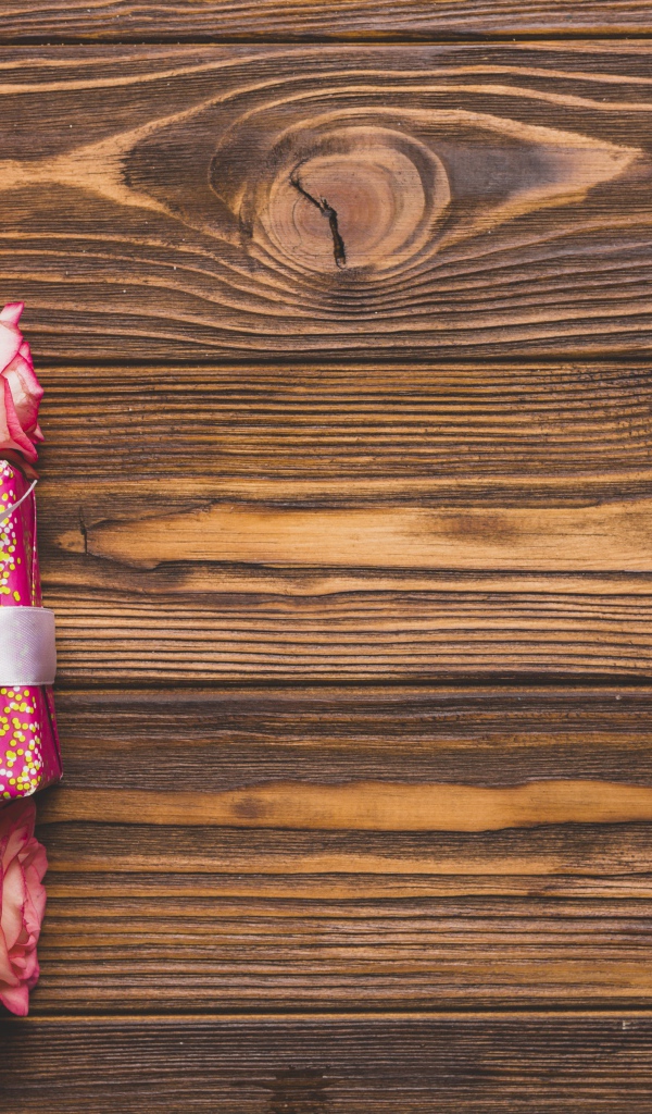 Подарочная коробка с букетом роз на деревянном фоне 