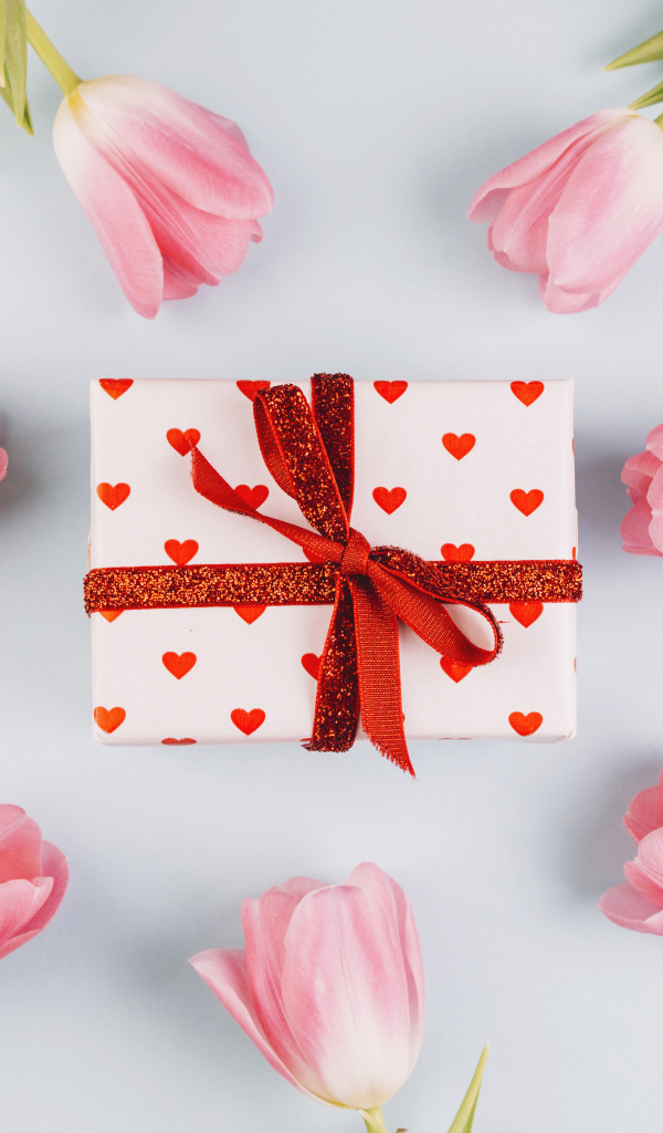 Подарок с розовыми тюльпанами на сером фоне 