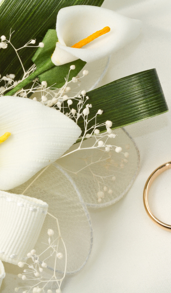 Золотые обручальные кольца с букетом белых калл 