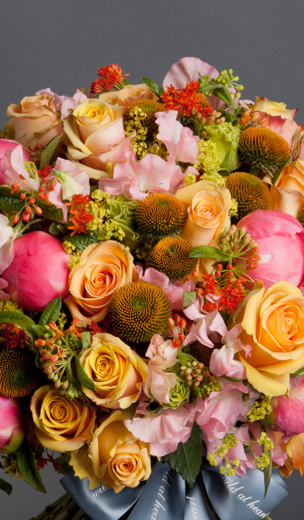 Большой праздничный букет на сером фоне