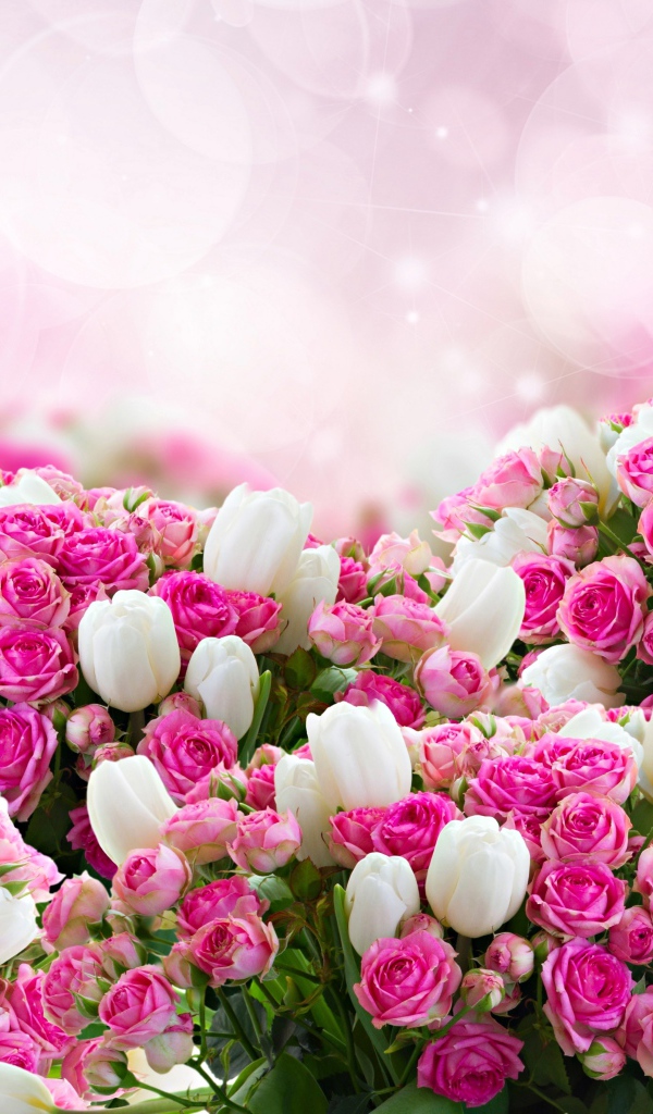 Розовые розы с белыми тюльпанами