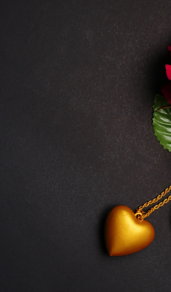 Красная искусственная роза с кулоном в форме сердца