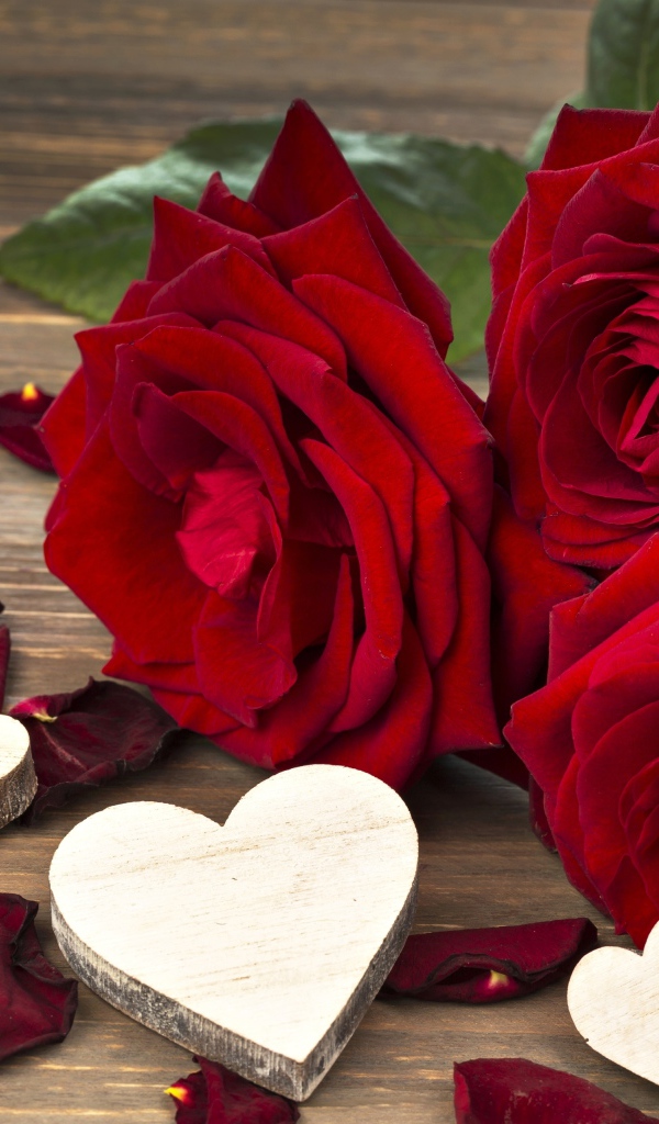 Три крупные красные розы с деревянными сердечками