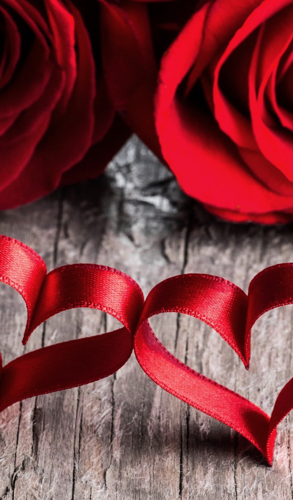 Две красные розы с красными сердцами из ленты